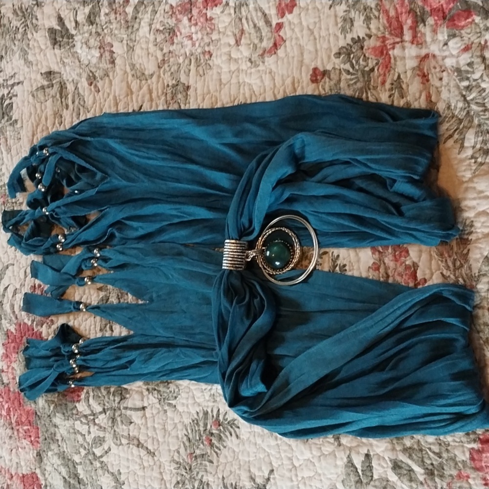 Pendant scarf.